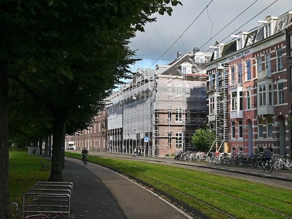 Comment développer des initiatives de végétalisation des façades pour améliorer la qualité de l'air urbain ?